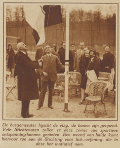 99177 Afbeelding van het hijsen van de vlag door dr. J.P. Fockema Andreae (burgemeester van Utrecht) tijdens de opening ...